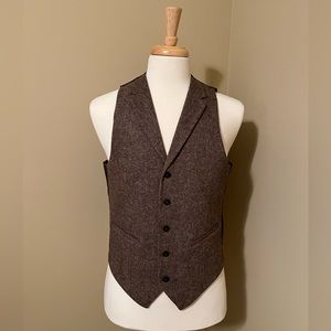 Men’s Brown vest.